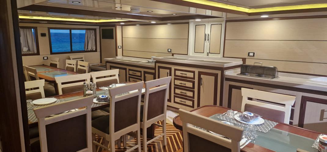 Salon & Dining